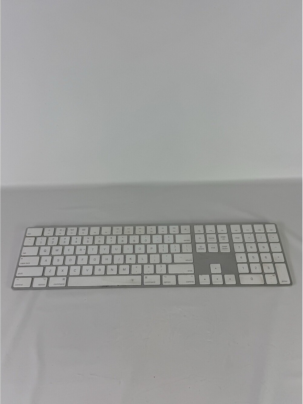 Apple A1843 Wireless Keyboard w/ Numeric Keypad MQ052LL/A Bluetooth Grade B